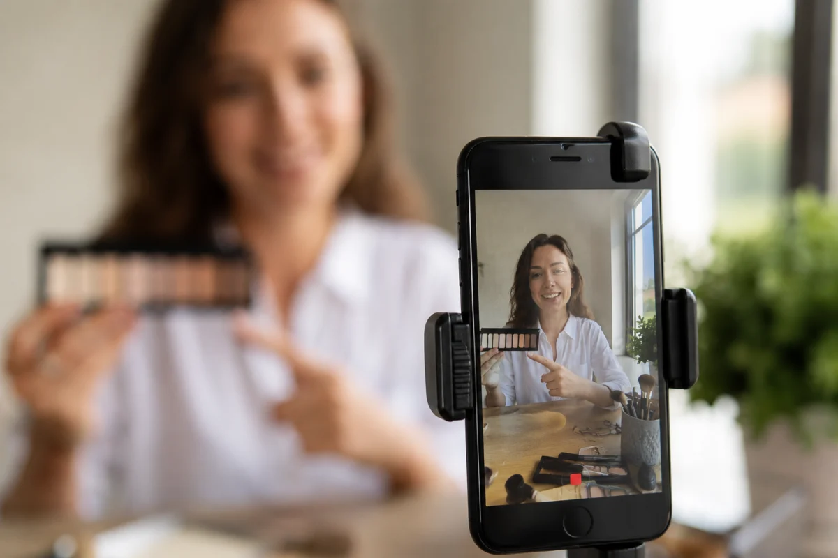 Gagner des abonnés sur TikTok : ce qui fonctionne vraiment Gros plan sur un écran de smartphone montrant le compteur d'abonnés TikTok d'un compte professionnel en hausse