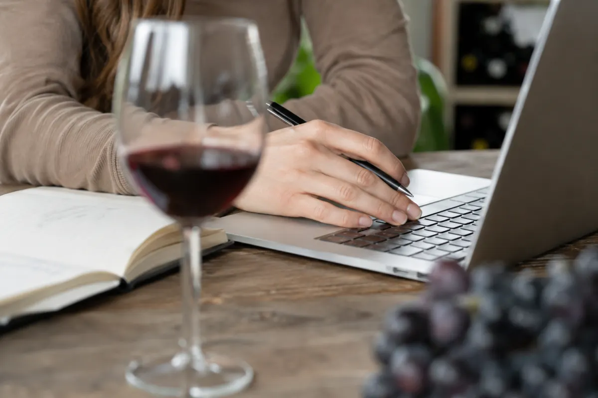 Gros plan sur la couleur d'un verre de vin rouge examiné sous un éclairage blanc