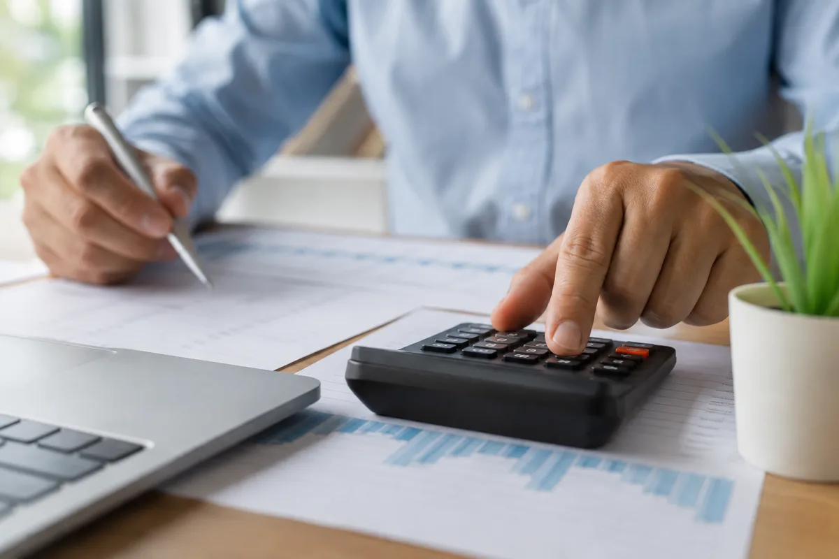 Gros plan sur un écran affichant un tableau de calcul d ajustement fiscal